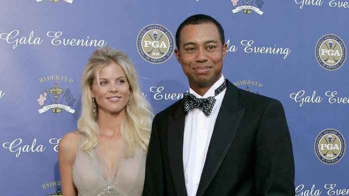 DETROIT - SEPTEMBER 15:  USA team member Tiger Woods with his fiance Elin Nordegren arriving at the 35th Ryder Cup Matches Gala Dinner at the Fox Theater on September 15, 2004 in Detroit, Michigan. (Photo by Andrew Redington/Getty Images)