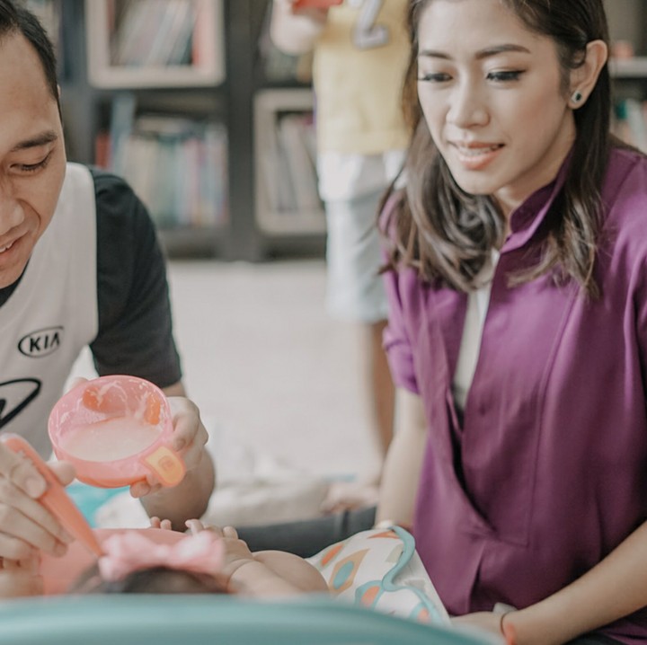 <p>Nah, ada tradisi pemberian MPASI untuk pertama kalinya di keluarga Ibas yaitu yang harus menyuapkan MPASI pertama kali adalah Ayah Ibas. (Foto: Instagram/ruby_26)</p>