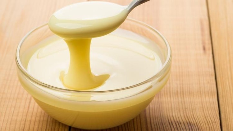 Susu kental manis jadi bahan diskusi lantaran kandungannya yang bebeda dengan susu sapi umumnya. Tapi bolehkah diberikan pada anak?