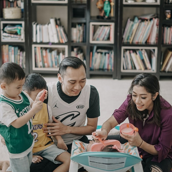 <p>Mas Airlangga dan Pancasakti juga nggak kalah penasaran nih mau lihat gimana saat Adik Gaia mendapat MPASI pertama kali. Hi-hi-hi. (Foto: Instagram/ruby_26)</p>