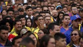FOTO: Suporter Inggris Berpesta di Atas Penderitaan Kolombia Kemenangan timnas Inggris disambut gembira oleh para suporternya. Lewat drama adu penalti dengan skor 4-3, Inggris memecahkan kutukan di ajang adu penalti.