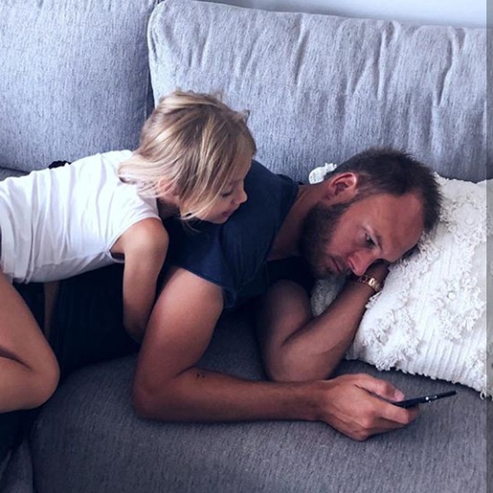 <p>Hmm, Nova kepo nih dengan aktivitas ayahnya dengan handphone-nya. (Foto: Instagram @sofiegranqvist)</p>