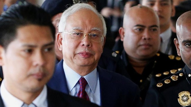 Mantan Perdana Menteri Najib Razak ditahan untuk menjalani persidangan lanjutan kasus korupsi lembaga investasi negara 1Malaysia Development Berhad (1MDB).