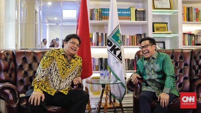 Dalam forum yang sama, Ketum PKB Muhaimin Iskandar dan Ketum Golkar Airlangga Hartarto saling bicara soal kerja sama.