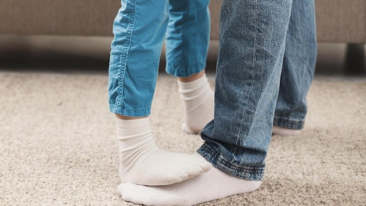 Polisi baik hati ini dengan senang hati menari dengan tamu spesialnya, gadis kecil yang memakai kursi roda. Apa yang dilakukan sungguh menyentuh deh.