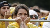 FOTO: Suporter Inggris Berpesta di Atas Penderitaan Kolombia Kemenangan timnas Inggris disambut gembira oleh para suporternya. Lewat drama adu penalti dengan skor 4-3, Inggris memecahkan kutukan di ajang adu penalti.