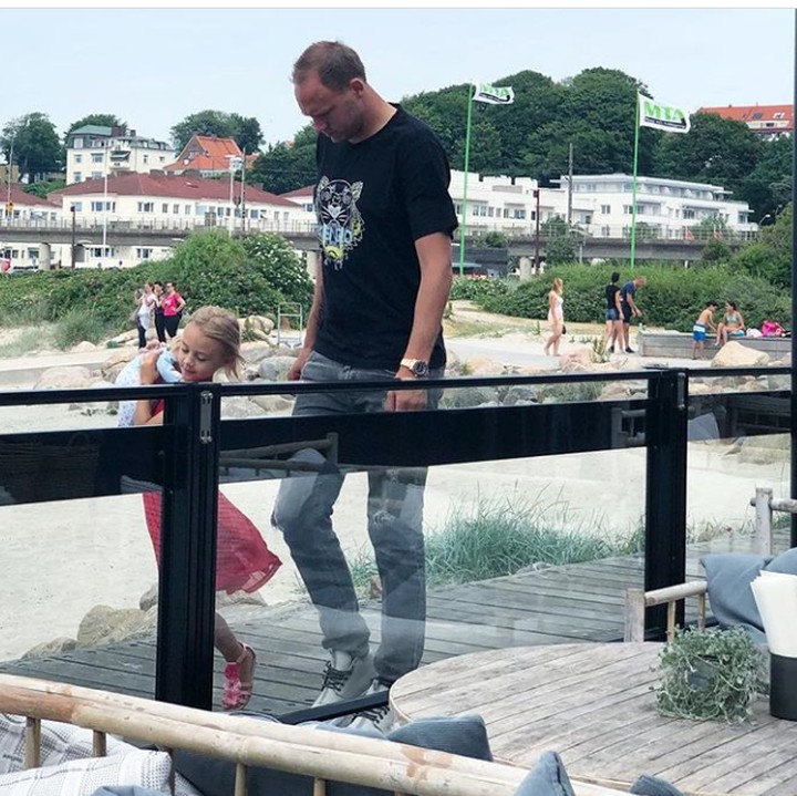 <p>Andreas Granqvist, melewatkan menemani istrinya melahirkan anak kedua mereka karena harus bertanding melawan Swiss. Tapi menurut Andreas, istrinya baik-baik saja dan telah melakukan hal yang hebat. (Foto: Instagram @sofiegranqvist)</p>