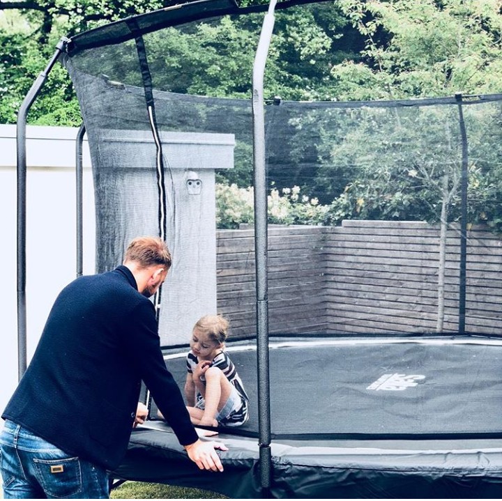 <p>Menemani si kecil bermain trampolin di waktu luang, akan jadi kenangan tersendiri bagi ayah dan anaknya. (Foto: Instagram @sofiegranqvist)</p>