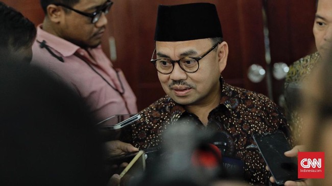Prabowo Subianto disebut akan membawa catatan berisi data terkait ekonomi, misalnya saja data impor beras dan impor BBM.