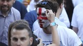 FOTO: Suporter Inggris Berpesta di Atas Penderitaan Kolombia Kemenangan timnas Inggris disambut gembira oleh para suporternya. Lewat drama adu penalti dengan skor 4-3, Inggris memecahkan kutukan di ajang adu penalti.