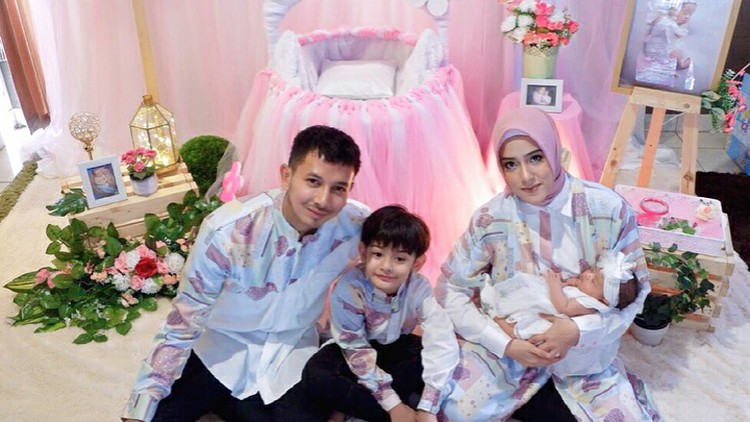 Seluruh anggota keluarga sampai ikutan mencoba MPASI untuk putri kecil Fairuz A Rafiq, Ejiaz.