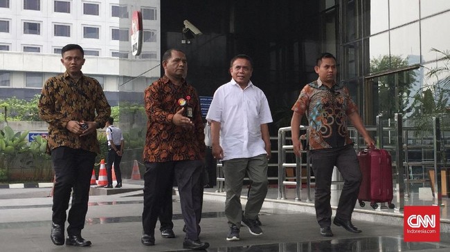 Irwandi Yusuf, Gubernur Aceh mantan petinggi Gerakan Aceh Merdeka, terjaring dalam OTT KPK karena diduga terlibat korupsi dana otonomi khusus Aceh tahun 2018.