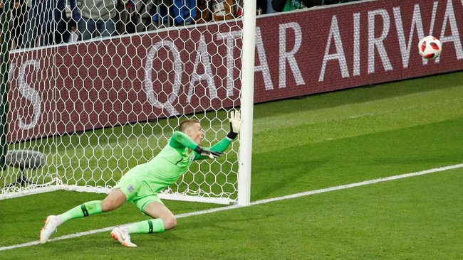 Sukses timnas Inggris menang adu penalti atas Kolombia di babak 16 besar Piala Dunia 2018 diklaim karena contekan kepada Jordan Pickford.
