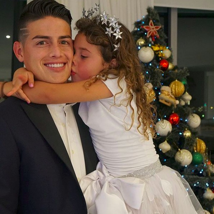 <p>Lihat deh, Salome sayang banget ya sama ayahnya. (Foto: Instagram/ @jamesrodriguez10)</p>