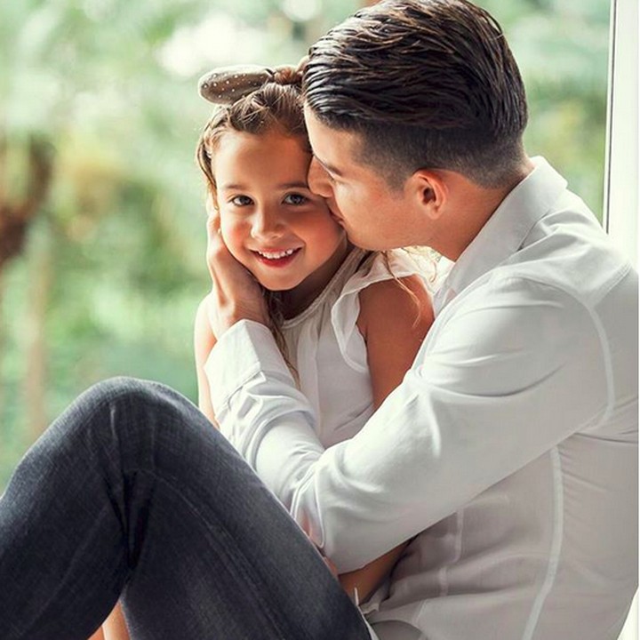 <p>So sweet! Ayah muda berumur 26 tahun ini sayang banget sama putri semata wayangnya. (Foto: Instagram/ @jamesrodriguez10)</p>