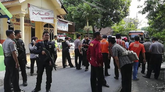 Warga sempat mengadang terduga pelaku di Pasuruan, namun mundur karena pelaku membawa ransel yang dikhawatirkan berisi bom.