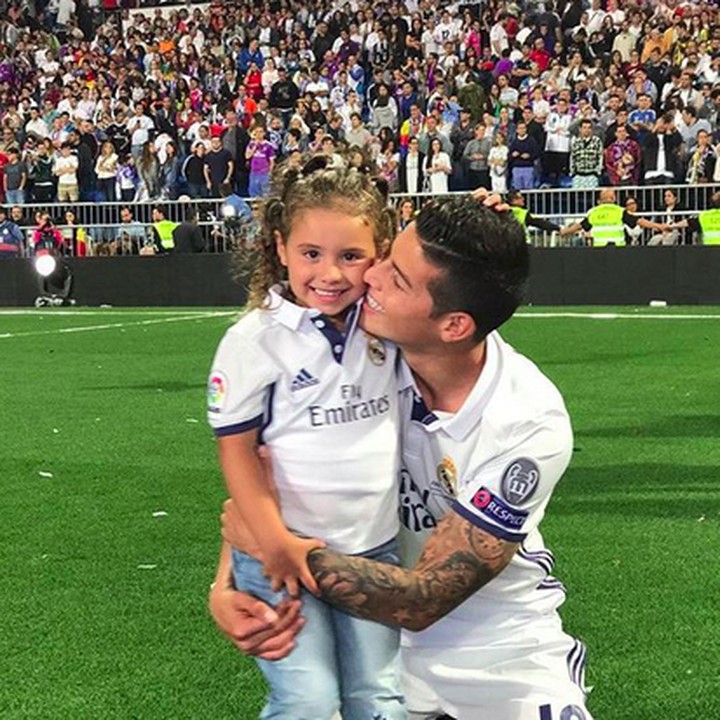 <p>Salome juga sering lho jadi suporter ayahnya saat bertanding. (Foto: Instagram/ @jamesrodriguez10)</p>