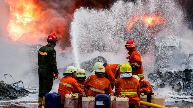 Kebakaran melanda sebuah wihara di Ciroyom, Andir, Bandung, Selasa (5/1), sekitar pukul 10.41 WIB, diduga akibat sebaran api yang berasal dari lilin.