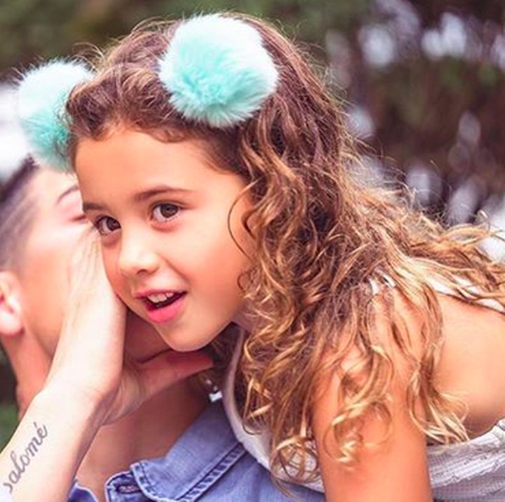 <p>Hmm, apa ya yang sedang dibisiki Ayah James pada Salome? (Foto: Instagram/ @jamesrodriguez10)</p>