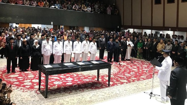 Gubernur DKI Jakarta Anies Baswedan berharap para pejabat DKI yang baru dia lantik bisa menjaga prestasi yang sudah diraih.