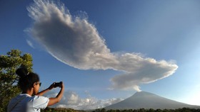 Gunung Agung Erupsi, Kolom Abu Condong ke Arah Timur