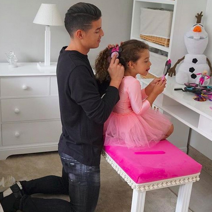 <p>Aih, ayah James ternyata mahir juga ya menyisiri rambut si kecil. (Foto: Instagram/ @jamesrodriguez10)</p>