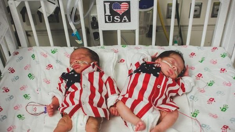 Siapa saja boleh merayakan HUT Amerika Serikat, termasuk bayi-bayi di NICU ini. Gemas banget!