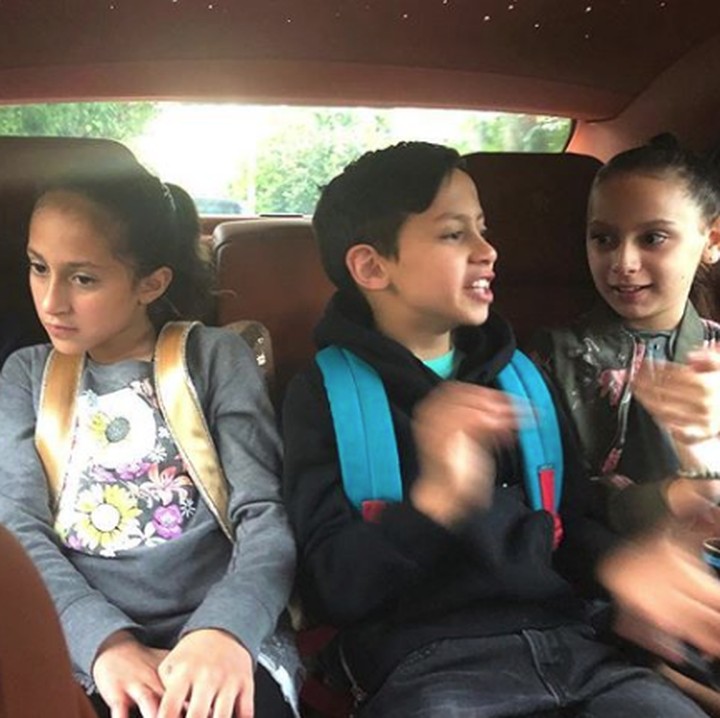 <p>Anak-anak ini memang nggak sedarah tapi hubungan mereka sangat erat, Bun. Bahkan mereka berangkat ke sekolah bareng. (Foto: Instagram @jlo)</p>