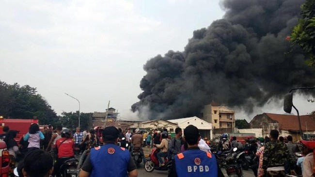 Kebakaran di Gudang bahan kimia, Kampung Bandan, Jakarta Utara, berhasil dipadamkan sekitar pukul 18.00 WIB, Kamis (5/7).