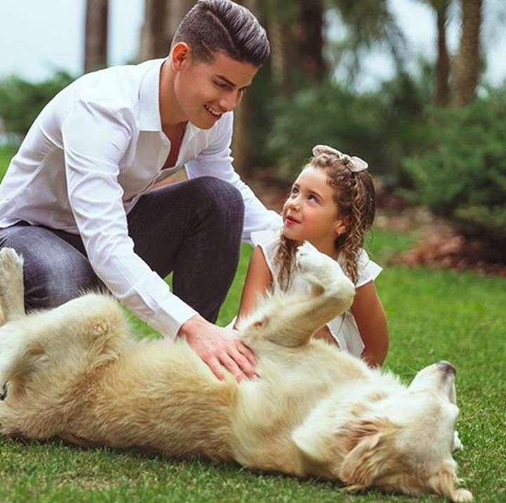 <p>Eh, ini ayah dan anak atau kakak dan adik ya? He-he-he. (Foto: Instagram/ @jamesrodriguez10)</p>