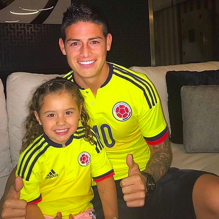 <p>Pakai baju kompakan, ayah dan anak ini makin kece. (Foto: Instagram/ @jamesrodriguez10)</p>