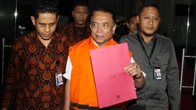 KPK Geledah Rumah Gubernur Aceh Irwandi Yusuf