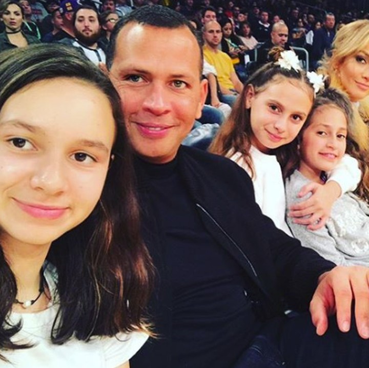<p>Anak-anak JLo dan Alex Rodriguez juga sering pergi bersama. Seperti di foto ini, Bun, mereka seringkali menonton pertandingan basket bersama.(Foto: Instagram @jlo)</p>
