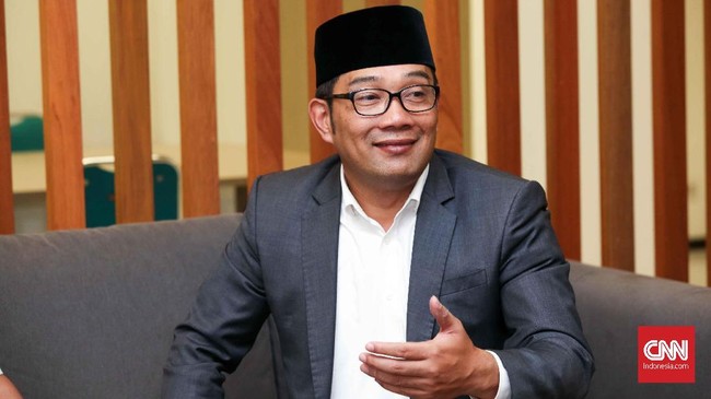 Gubernur Jawa Barat, Ridwan Kamil menyarankan Baim Wong mencabut pengajuan pendaftaran Citayam Fashion Week sebagai hak kekayaan intelektual dari Kemenkumham.