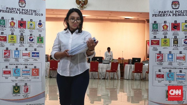 Demokrat dan Garuda tercatat sebagai partai yang sejauh ini paling sedikit menyerahkan berkas pendaftaran. PKB dan PDIP sudah menyerahkan ratusan berkas caleg.