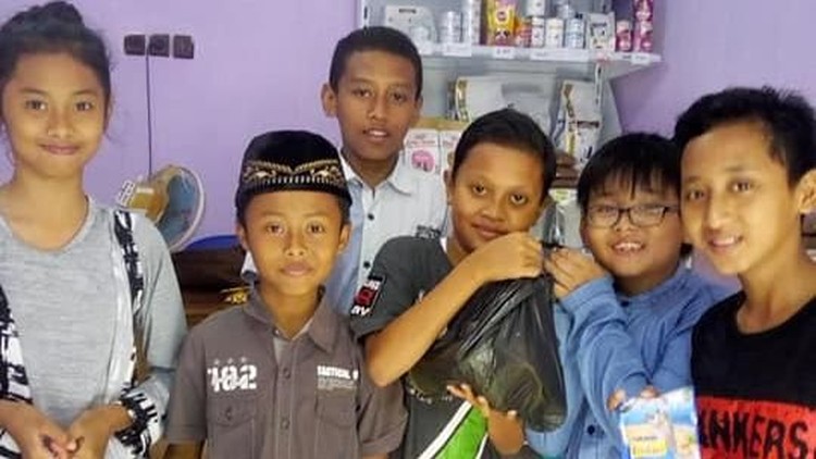 Ini cerita tentang sekelompok anak yang rela patungan demi membawa seekor kucing liar ke dokter. Menyentuh banget deh, Bun.