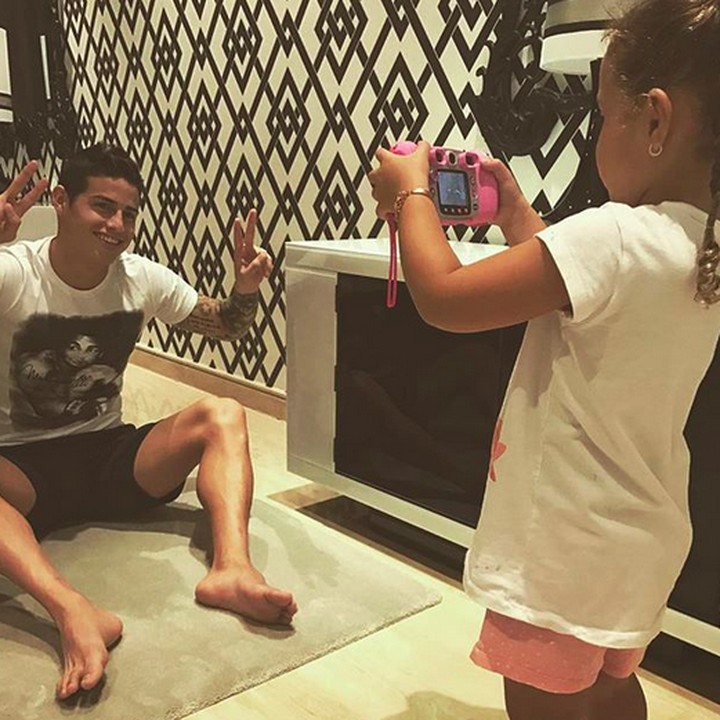 <p>Saat Salome jadi fotografer dan sang ayah yang jadi modelnya. Hi-hi-hi. (Foto: Instagram/ @jamesrodriguez10)</p>