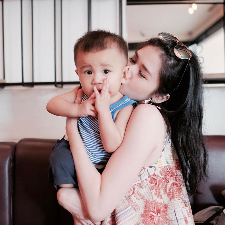 <p>Senyumnya mana, Nak? He-he-he. (Foto: Instagram/laurabas)</p>