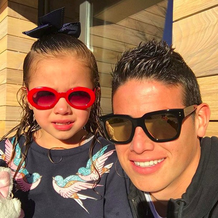 <p>Penampilan Ayah James dan Salome yang tambah keren saat pakai kacamata. (Foto: Instagram/ @jamesrodriguez10)</p>