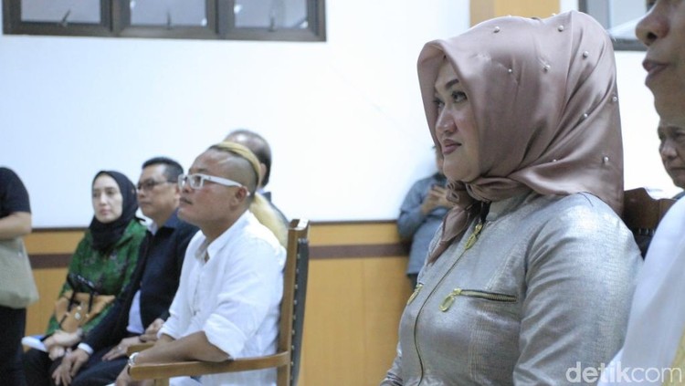 Mirip Layangan Putus, Lina Mantan Istri Sule Disebut Pelakor Tak Tahu Malu Jika diibaratkan cerita Layangan Putus, Lina mantan istri Sule jadi tokoh pelakor, Bunda.