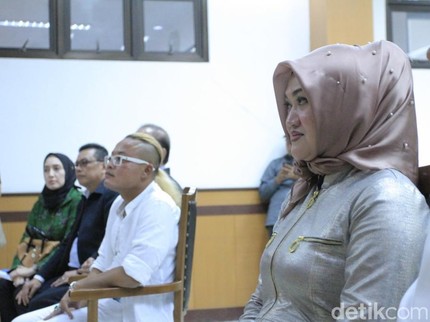 Isak Tangis Lina Eks Sule Dengar Curahan Hati Anak Pertama