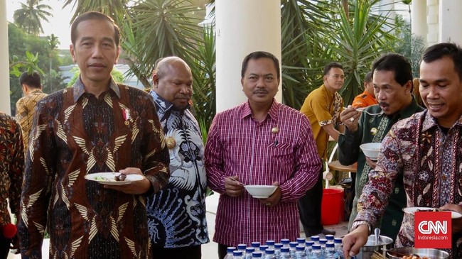 Presiden Jokowi menceritakan soal kambing-kambing piaraannya saat mengumpulkan sejumlah bupati di Istana Bogor.
