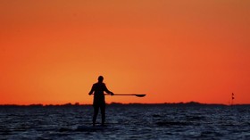 Menjajal Ombak Landai dengan <i>Stand Up Paddleboard</i>
