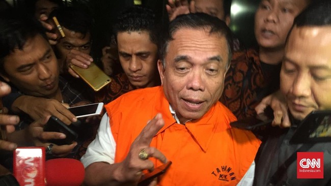 Staf Gubernur non aktif Aceh Irwandi Yusuf menyebut transfer uang Rp150 juta itu berawal dari permintaan istri siri Steffy Burase untuk kebutuhan Irwandi.