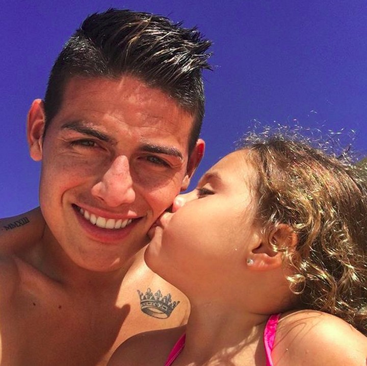 <p>Muah! Kecupan sayang Salome buat ayah tercinta. (Foto: Instagram/ @jamesrodriguez10)</p>