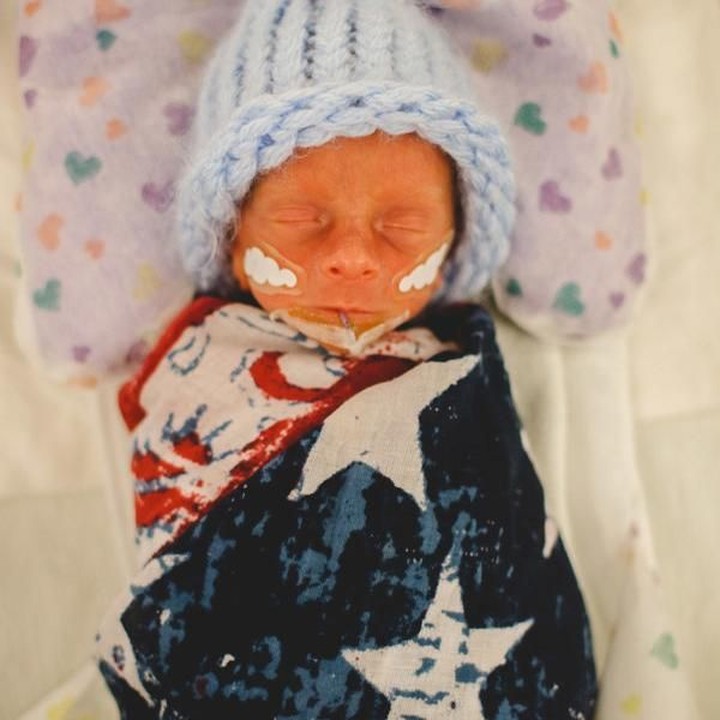 <p>Si mungil yang satu ini memakai selimut dengan motif bendera AS. (Foto: Advocate Childrens Hospital)</p>