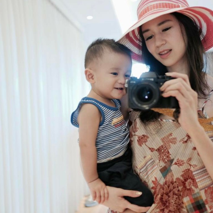 <p>Sekali-kali wefie sama si kecil boleh dong... (Foto: Instagram/laurabas)</p>