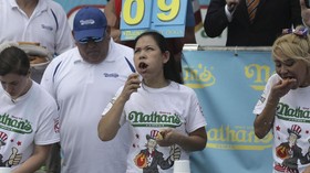 Lomba Makan Hotdog Hingga Aksi Demo Warnai HUT AS ke-242