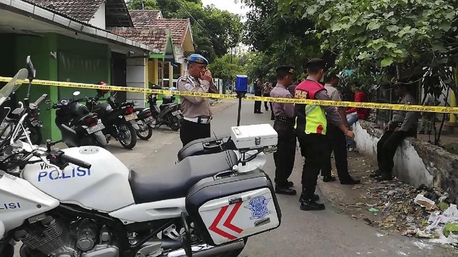 Tiga ledakan diduga bom terjadi rumah kontrakan di Bangil, Pasuruan. Rumah kontrakan itu ditempati A bersama istri dan anaknya.
