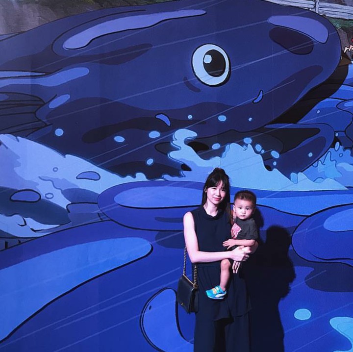 <p>Wah, Bunda Laura dan Owen juga suka animasi Ghibli rupanya. Hi-hi. (Foto: Instagram/laurabas)</p>